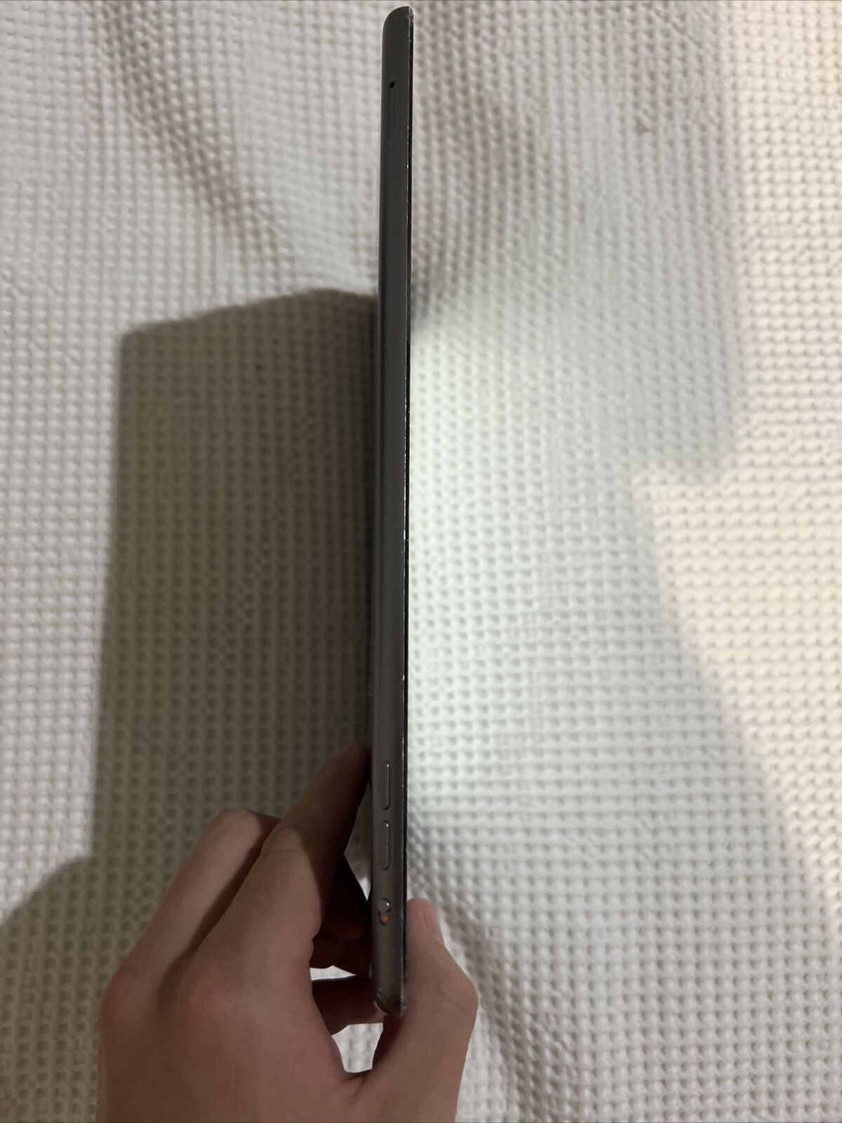 Apple iPad Air 1st Gen. 64GB, Wi-Fi + Cellular (Unlocked), 9.7in Cracked Screen