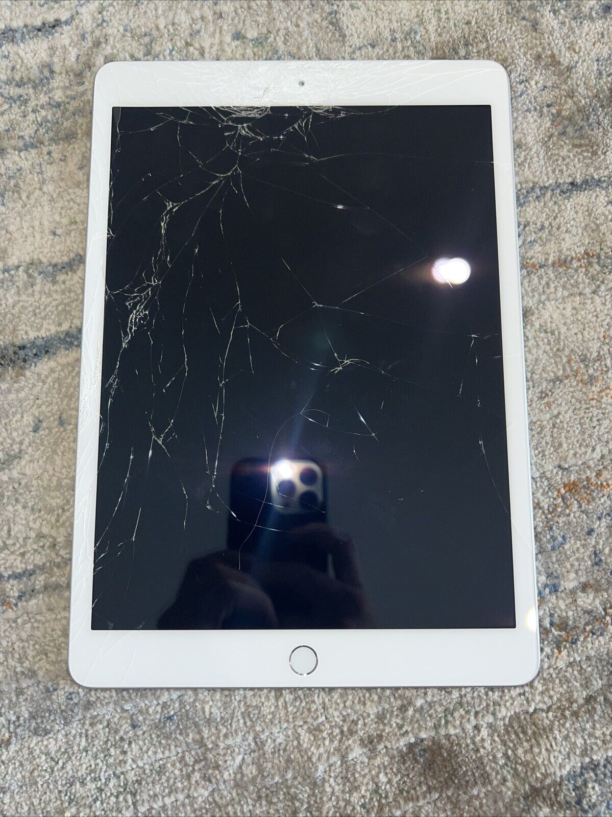 Apple iPad 7th Gen. 32GB, Wi-Fi + 4G (Unlocked), 10.2 in CRACKED