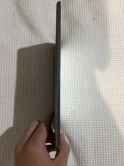 Apple iPad Air 1st Gen. 64GB, Wi-Fi + Cellular (Unlocked), 9.7in Cracked Screen