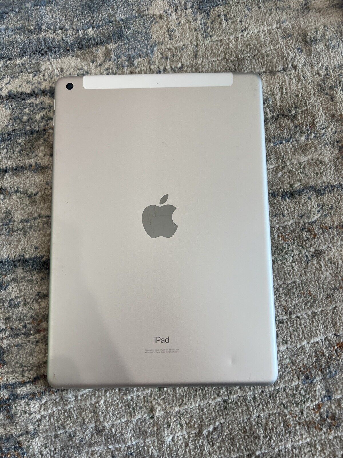 Apple iPad 7th Gen. 32GB, Wi-Fi + 4G (Unlocked), 10.2 in CRACKED