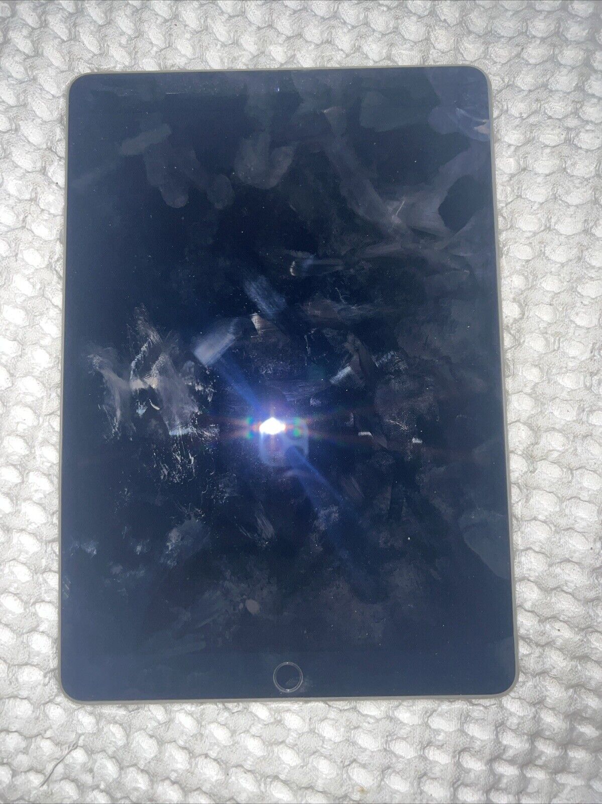 Apple iPad Pro 1st Gen. 512GB, Wi-Fi + 4G (Unlocked), 10.5 in SCREEN BRUISE