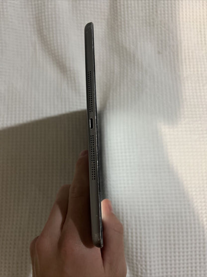 Apple iPad Air 1st Gen. 64GB, Wi-Fi + Cellular (Unlocked), 9.7in Cracked Screen