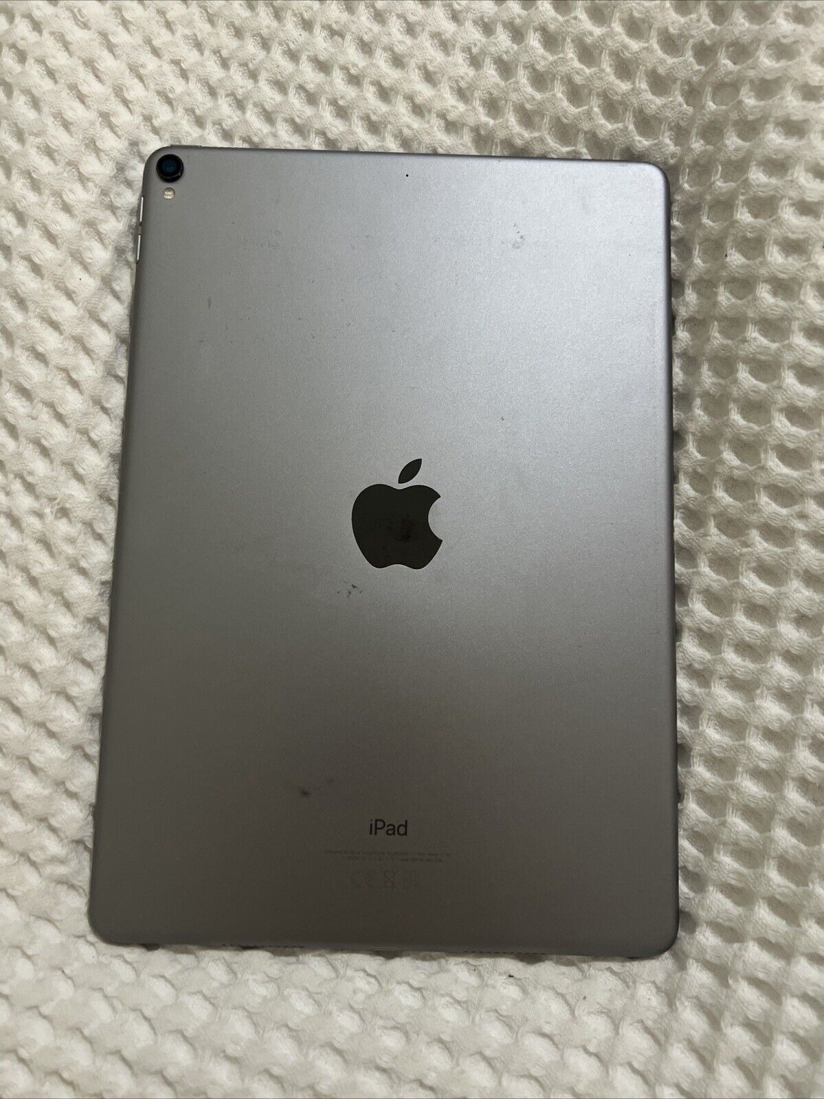 Apple iPad Pro 1st Gen. 64GB, Wi-Fi (Unlocked), 10.5 in