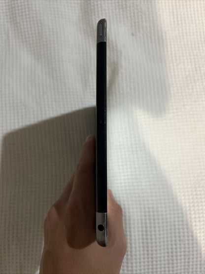 Apple iPad Air 1st Gen. 64GB, Wi-Fi + Cellular (Unlocked), 9.7in Cracked Screen