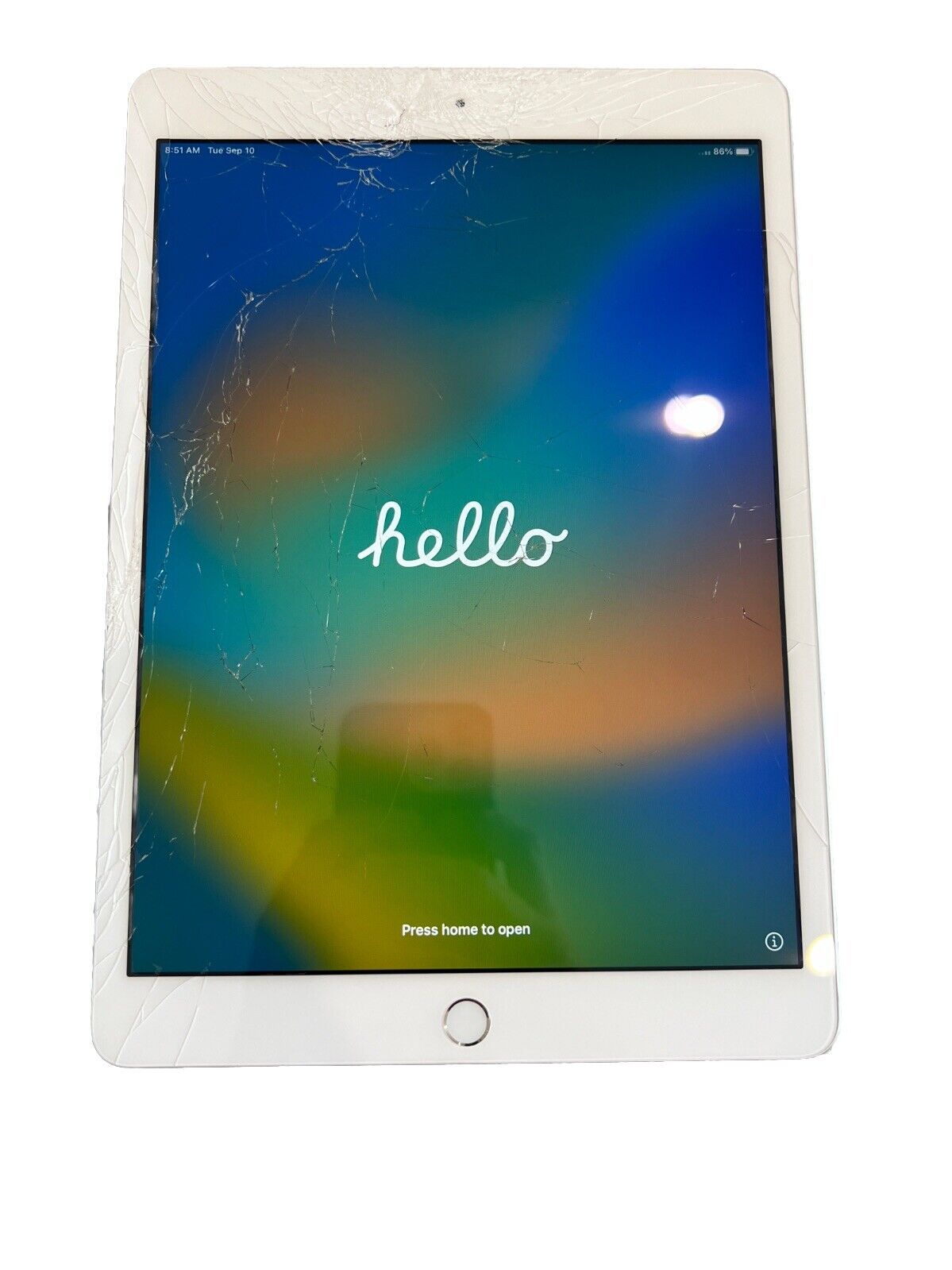 Apple iPad 7th Gen. 32GB, Wi-Fi + 4G (Unlocked), 10.2 in CRACKED